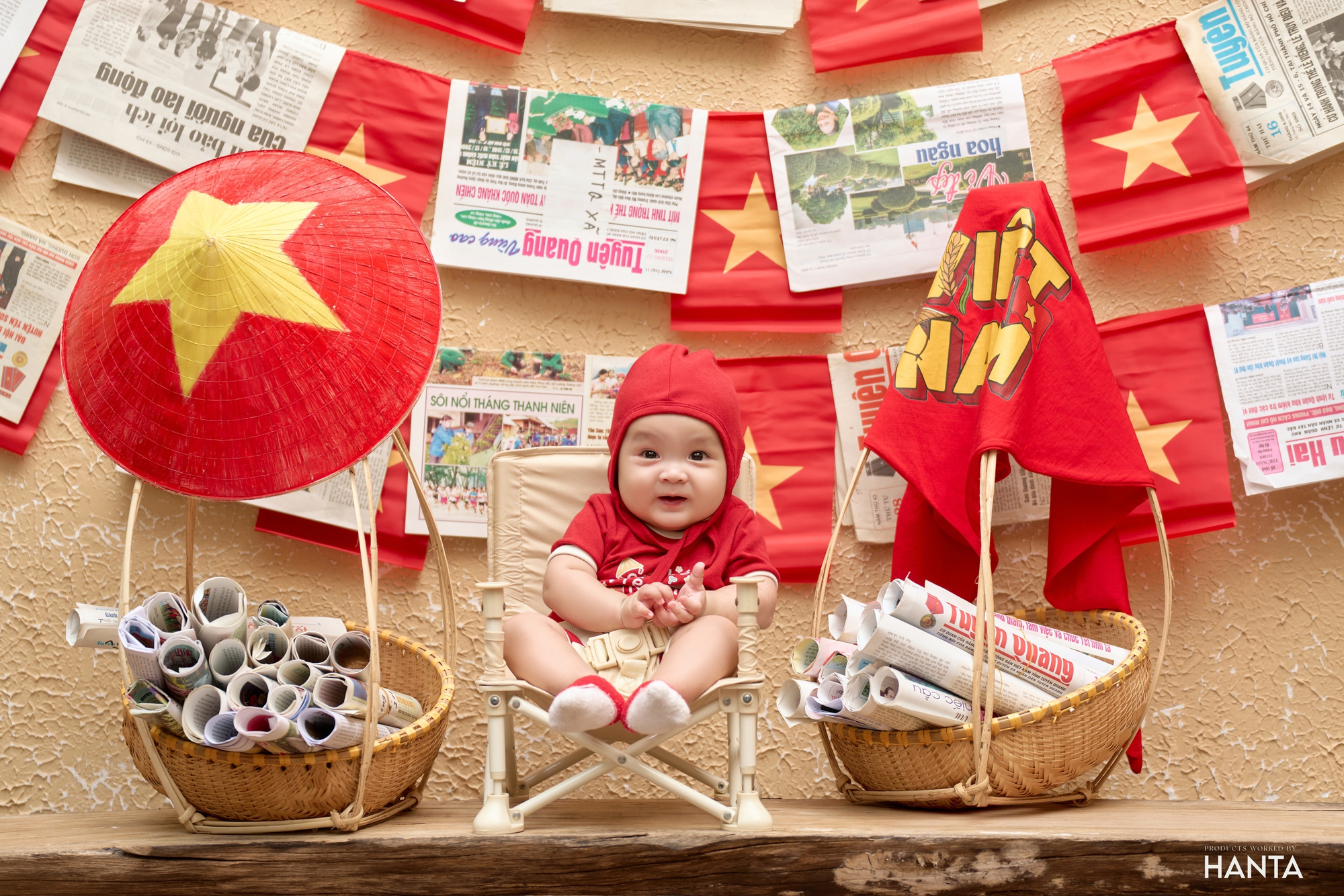 6 thiên thần tí hon diện áo cờ đỏ sao vàng siêu dễ thương: Bộ ảnh rực rỡ tình yêu đất nước, hòa vào không khí đầy tự hào, kỉ niệm 80 năm Quốc khánh 2/9- Ảnh 1.