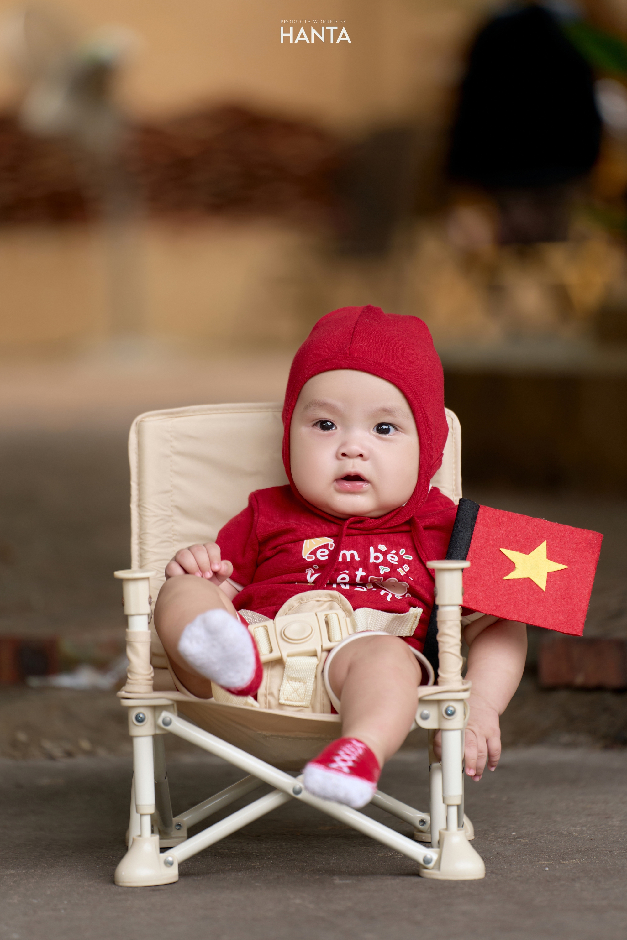 6 thiên thần tí hon diện áo cờ đỏ sao vàng siêu dễ thương: Bộ ảnh rực rỡ tình yêu đất nước, hòa vào không khí đầy tự hào, kỉ niệm 80 năm Quốc khánh 2/9- Ảnh 5.