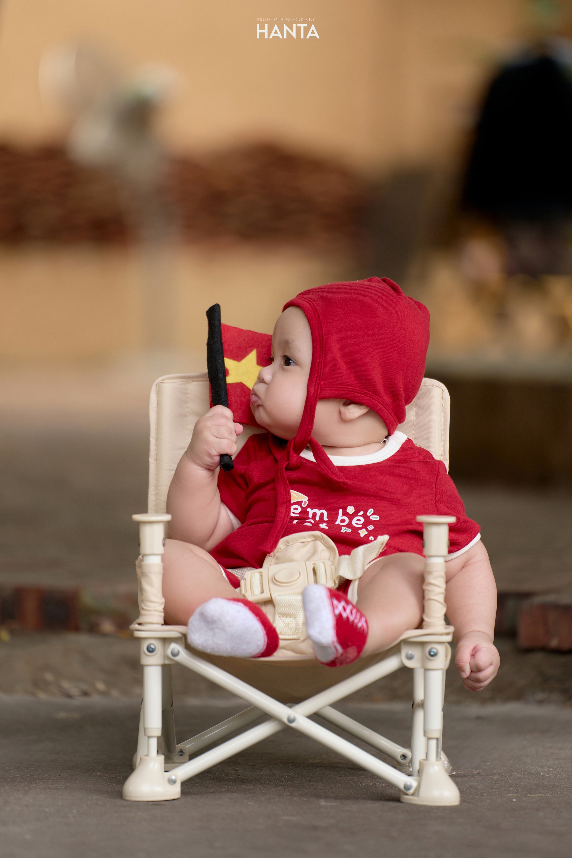 6 thiên thần tí hon diện áo cờ đỏ sao vàng siêu dễ thương: Bộ ảnh rực rỡ tình yêu đất nước, hòa vào không khí đầy tự hào, kỉ niệm 80 năm Quốc khánh 2/9- Ảnh 4.