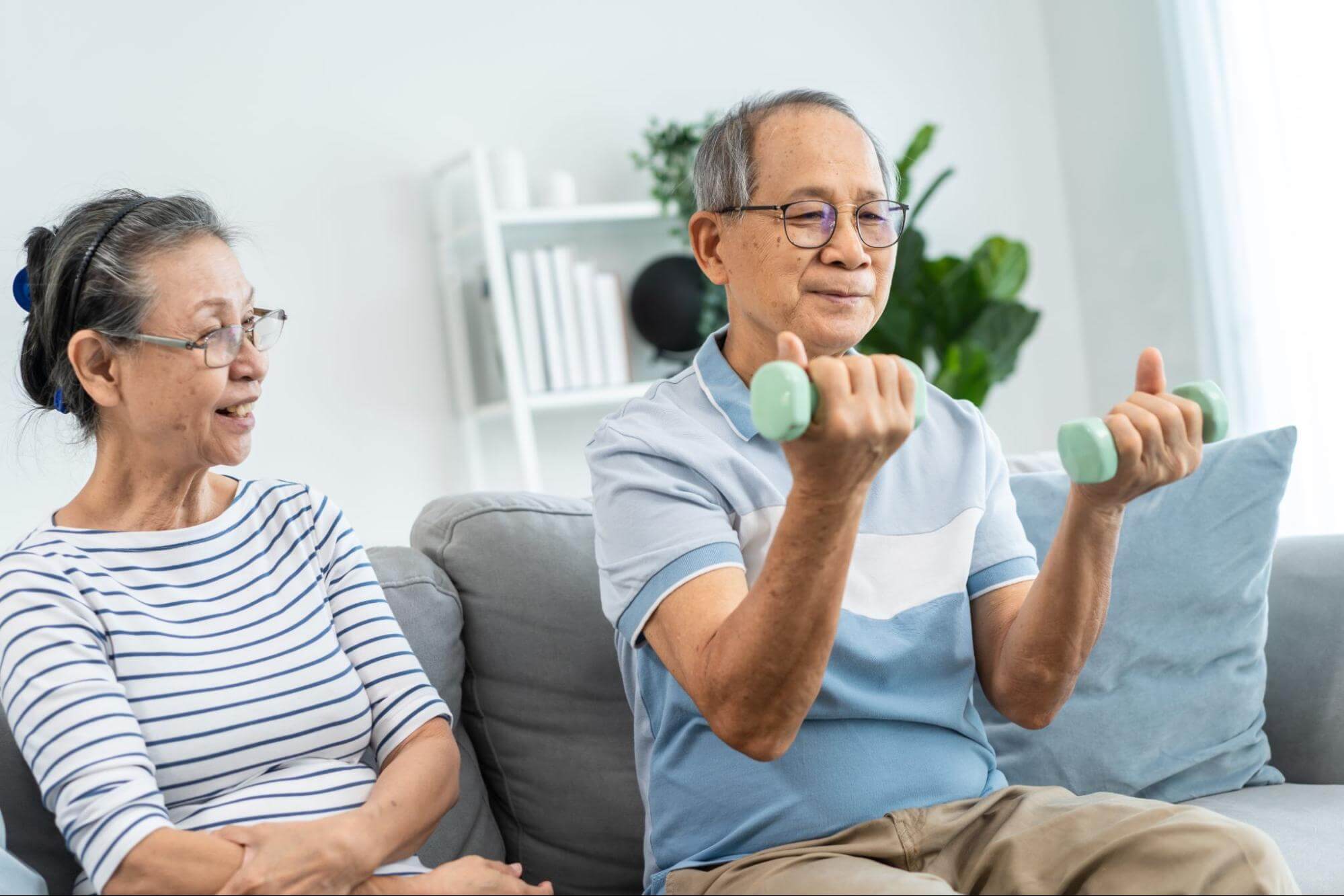 Sau 50 tuổi khó mở nắp chai mứt? 3 thủ thuật rèn luyện sức mạnh để "tăng cường sức mạnh", ngăn ngừa lão hóa và bệnh tàn tật- Ảnh 2. Sau 50 tuổi khó mở nắp chai mứt? 3 thủ thuật rèn luyện sức mạnh để "tăng cường sức mạnh", ngăn ngừa lão hóa và bệnh tàn tật- Ảnh 2.