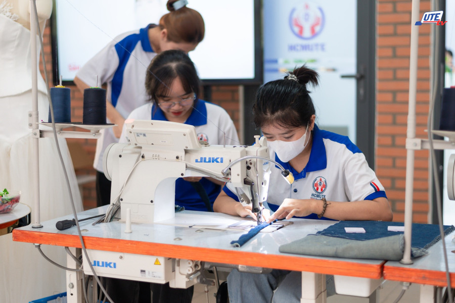 Ngành Sư phạm Tiếng Anh Trường ĐH Sư phạm Kỹ thuật TPHCM lấy điểm chuẩn 29,57 - Ảnh 1. Ngành Sư phạm Tiếng Anh Trường ĐH Sư phạm Kỹ thuật TPHCM lấy điểm chuẩn 29,57 - Ảnh 1.