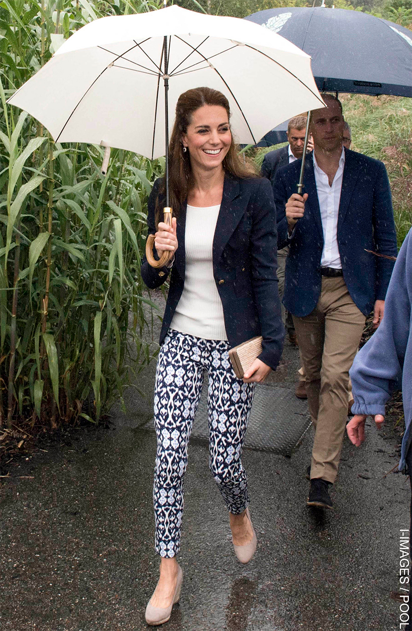 kate-middleton-blue-printed-trousers-17558428740411642806996.jpg