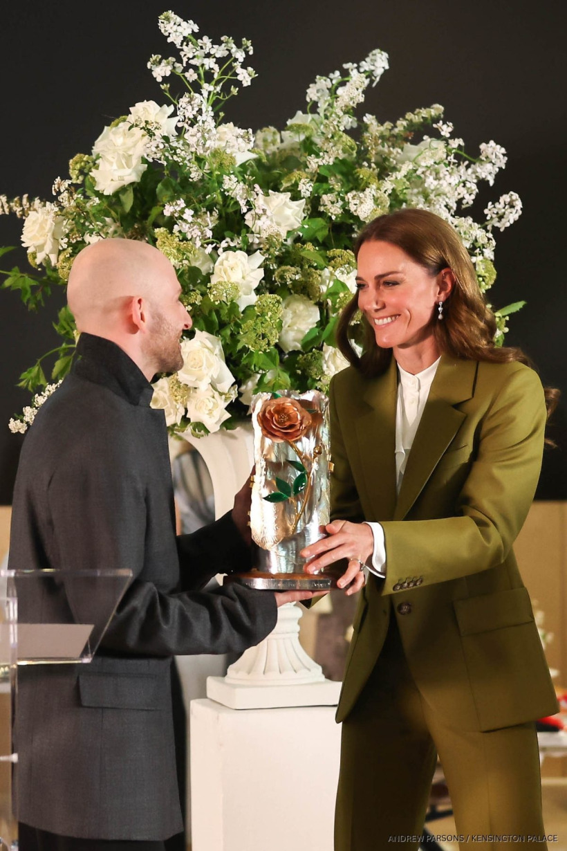 kate-middleton-fashion-award-green-suit-1-820x1230-17558458896371662386265.jpg