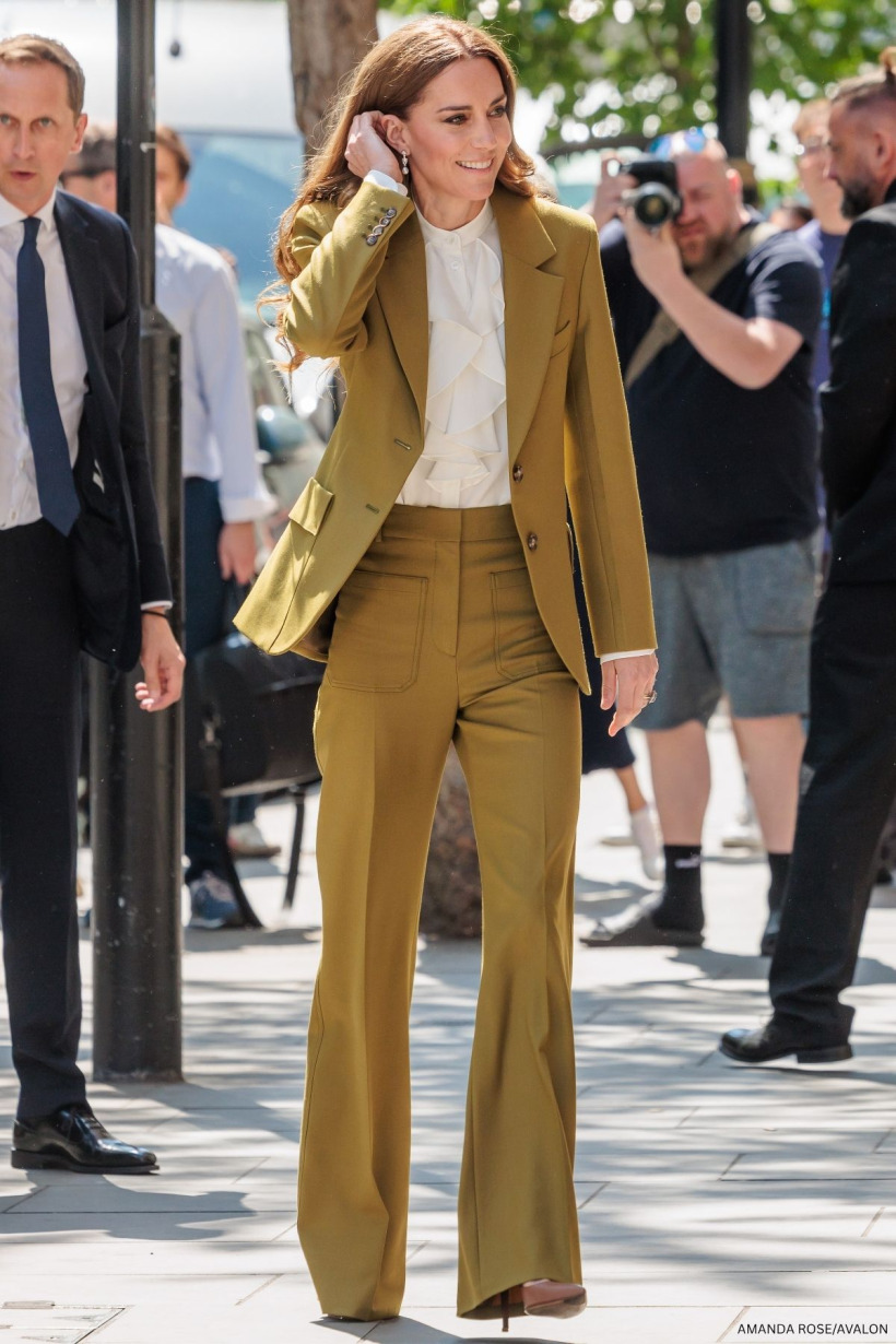 kate-middleton-fashion-award-green-suit-820x1230-175584588963668997399.jpg