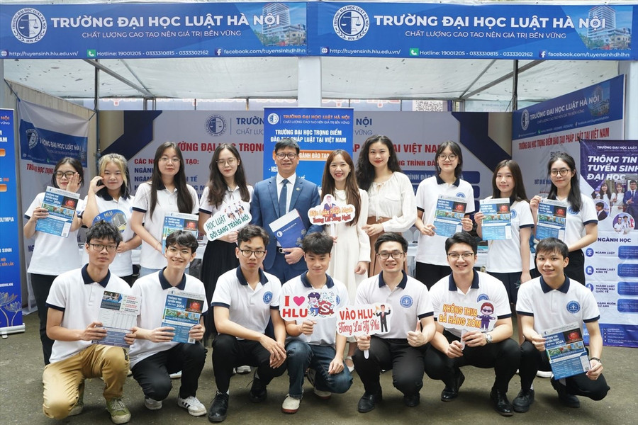 Trường Đại học Luật Hà Nội công bố điểm trúng tuyển năm 2025 - Ảnh 1. Trường Đại học Luật Hà Nội công bố điểm trúng tuyển năm 2025 - Ảnh 1.
