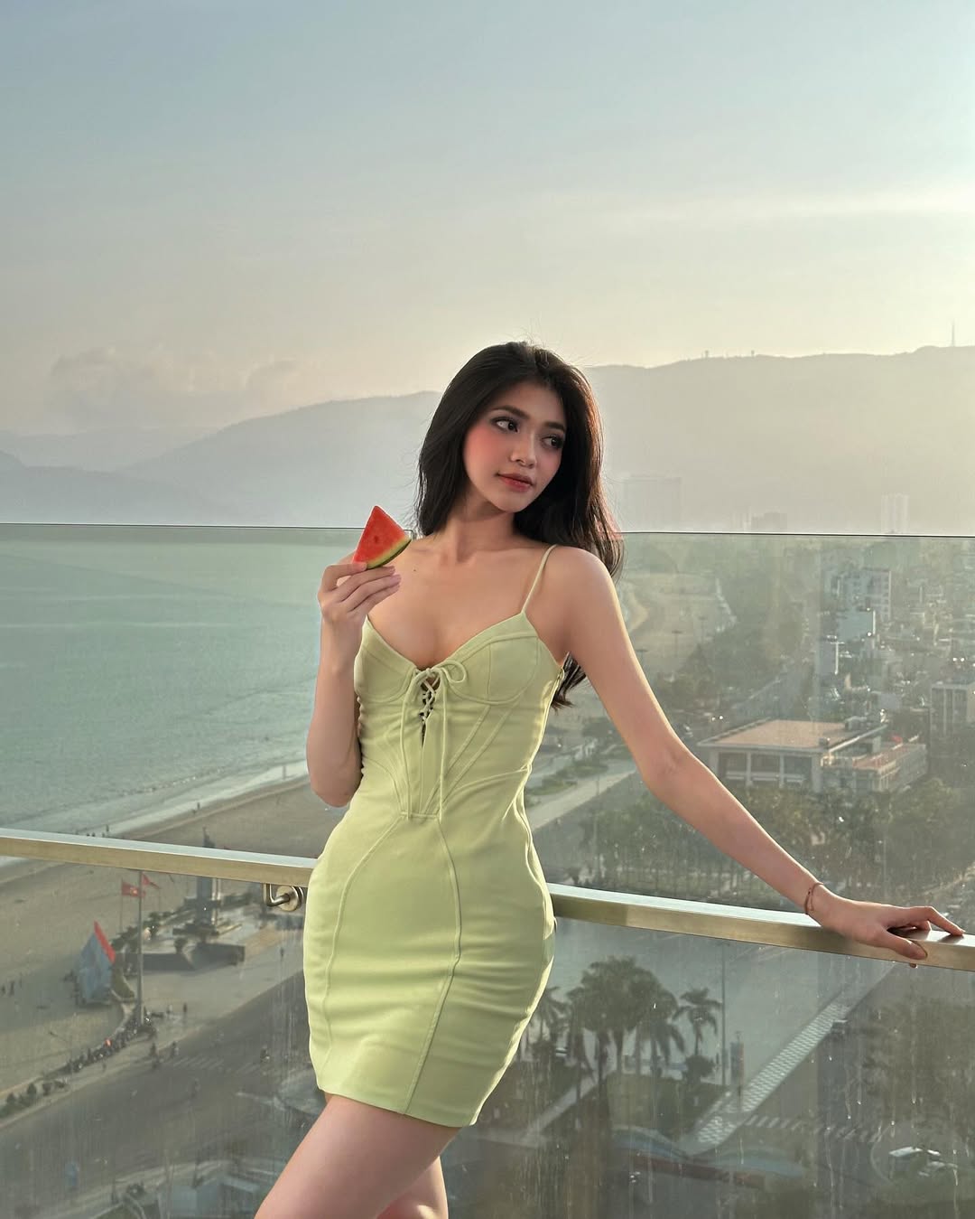 1 Á hậu tái hiện bộ váy táo bạo của Hoa hậu Thanh Thuỷ, nhan sắc có đủ 1 Á hậu tái hiện bộ váy táo bạo của Hoa hậu Thanh Thuỷ, nhan sắc có đủ