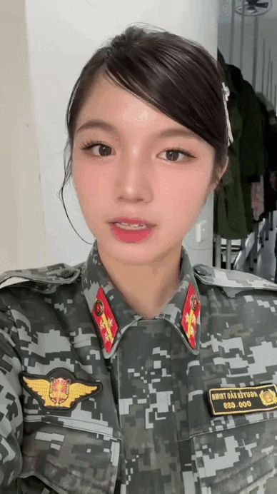 Nữ chiến sĩ đạt 1 triệu like hé lộ Nữ chiến sĩ đạt 1 triệu like hé lộ