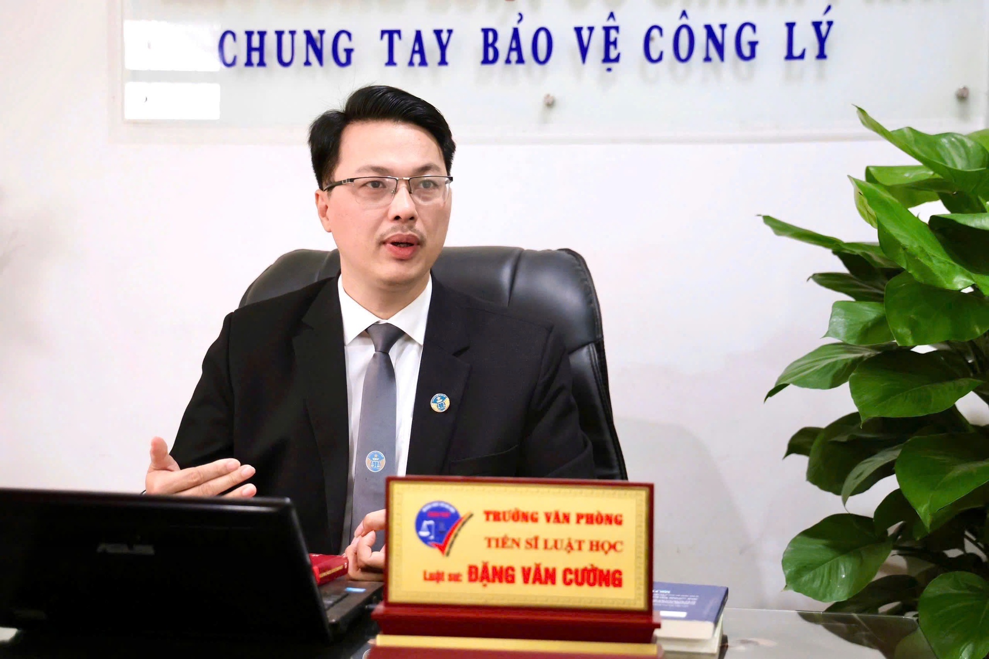 Hai thanh niên &quot;thông chốt&quot; đường cấm, tông thẳng vào cảnh sát cơ động sẽ đối diện với án phạt rất nặng - Ảnh 1.