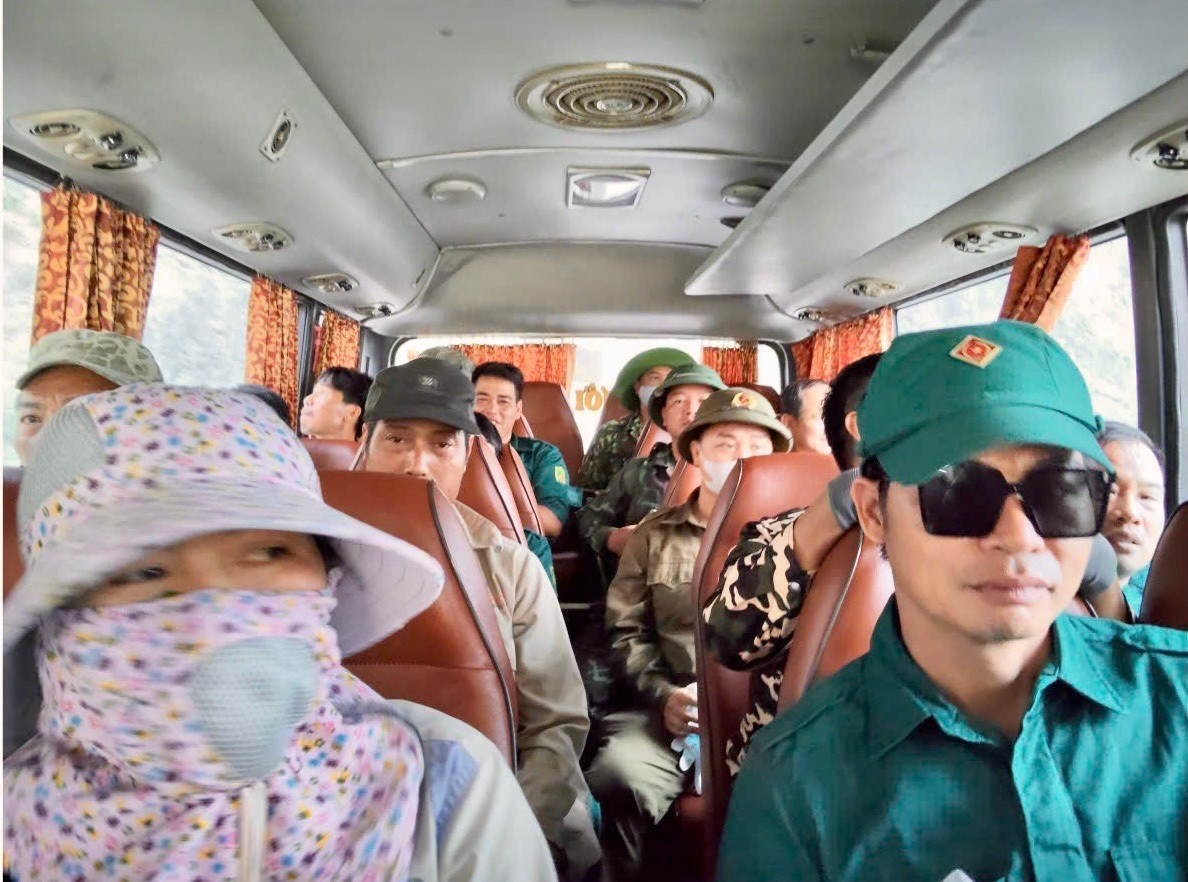 Một phụ nữ mất tích bí ẩn ở Ninh Bình: Dân làng mang theo sữa, bánh mì vượt núi xuyên rừng tìm kiếm - Ảnh 2. Một phụ nữ mất tích bí ẩn ở Ninh Bình: Dân làng mang theo sữa, bánh mì vượt núi xuyên rừng tìm kiếm - Ảnh 2.