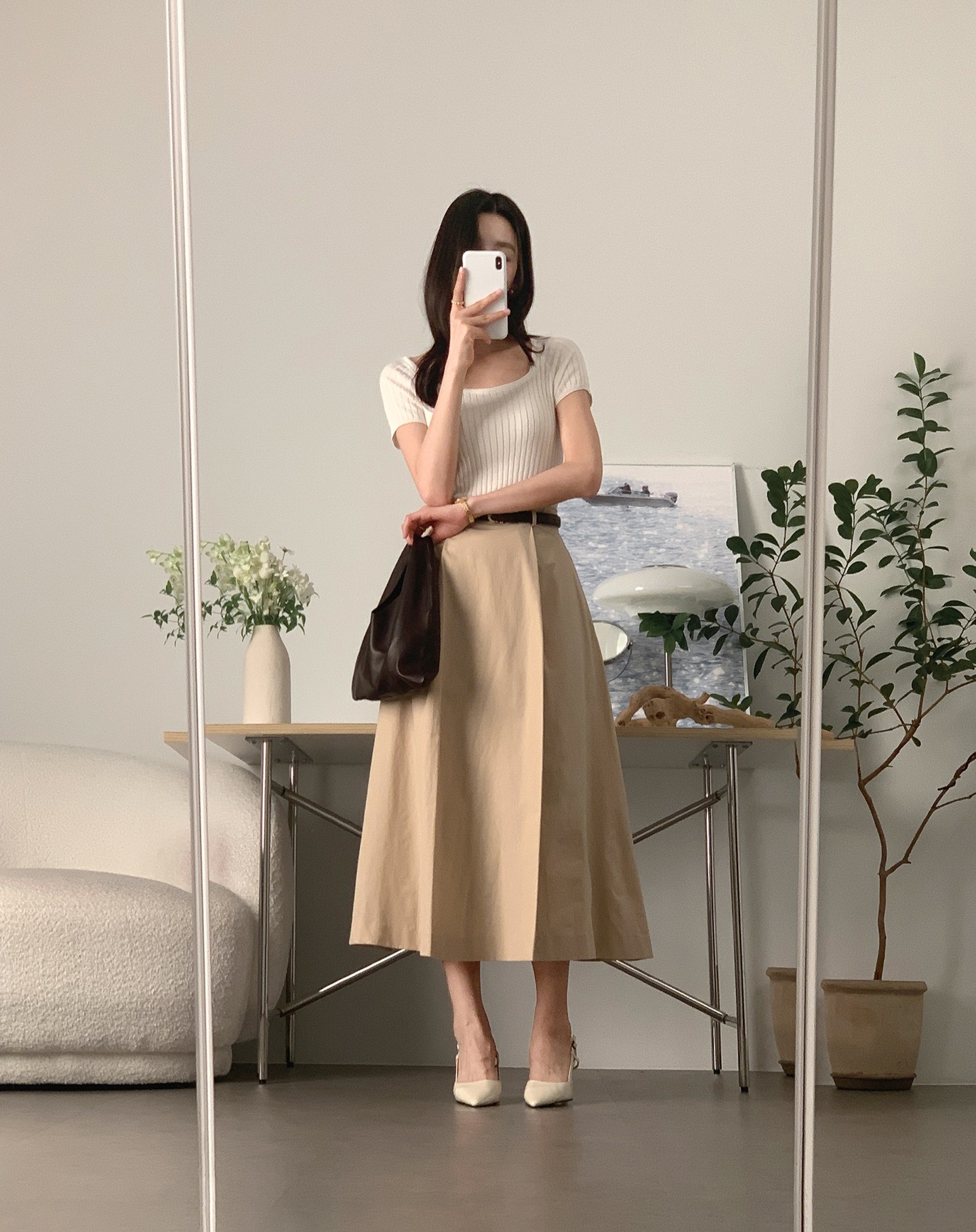 Mặc chân váy dài tới công sở: Phối đồ càng đơn giản như 10 cách này càng đẹp - Ảnh 3. Mặc chân váy dài tới công sở: Phối đồ càng đơn giản như 10 cách này càng đẹp - Ảnh 3.