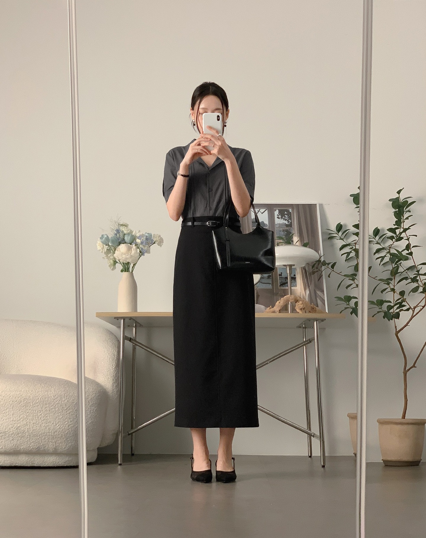 Mặc chân váy dài tới công sở: Phối đồ càng đơn giản như 10 cách này càng đẹp - Ảnh 4. Mặc chân váy dài tới công sở: Phối đồ càng đơn giản như 10 cách này càng đẹp - Ảnh 4.