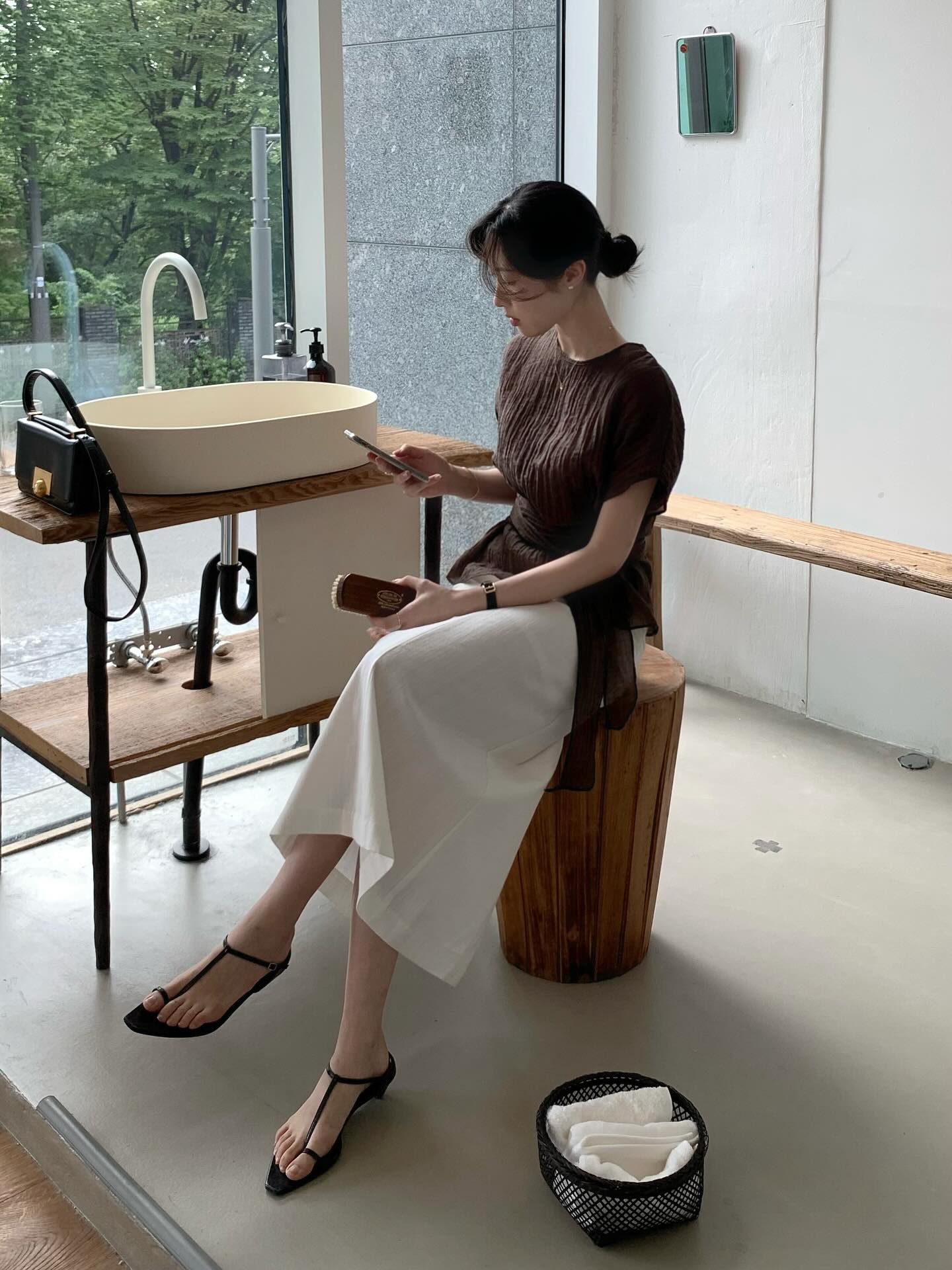 Mặc chân váy dài tới công sở: Phối đồ càng đơn giản như 10 cách này càng đẹp - Ảnh 6. Mặc chân váy dài tới công sở: Phối đồ càng đơn giản như 10 cách này càng đẹp - Ảnh 6.