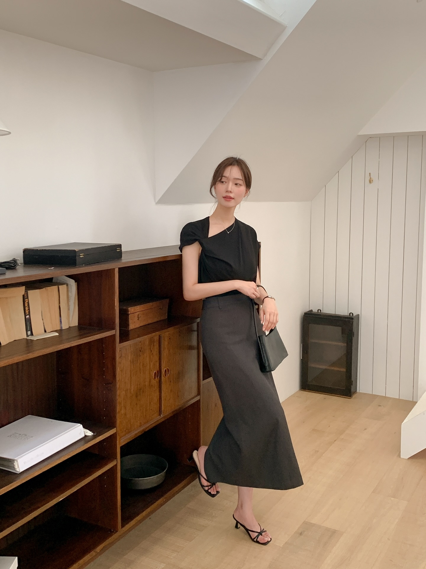 Mặc chân váy dài tới công sở: Phối đồ càng đơn giản như 10 cách này càng đẹp - Ảnh 7. Mặc chân váy dài tới công sở: Phối đồ càng đơn giản như 10 cách này càng đẹp - Ảnh 7.