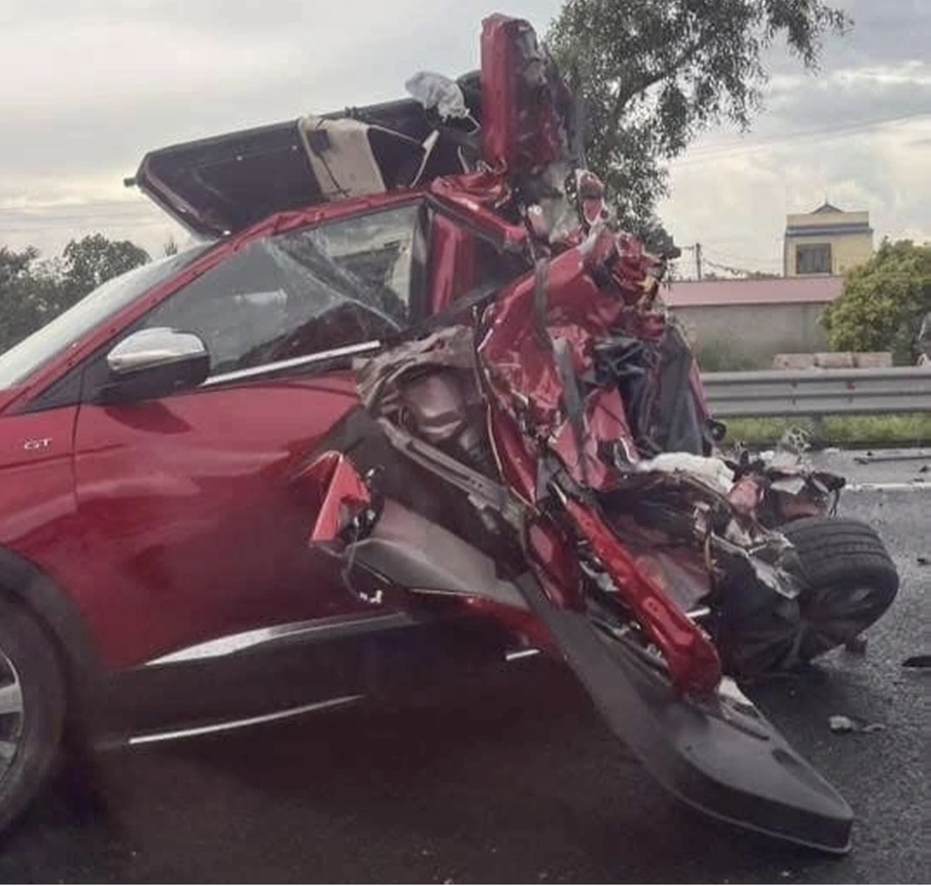 Hiện trường kinh hoàng vụ tai nạn trên cao tốc Hà Nội - Hải Phòng: Xe con bị vò nát, mảnh vỡ la liệt trên đường - Ảnh 3. Hiện trường kinh hoàng vụ tai nạn trên cao tốc Hà Nội - Hải Phòng: Xe con bị vò nát, mảnh vỡ la liệt trên đường - Ảnh 3.