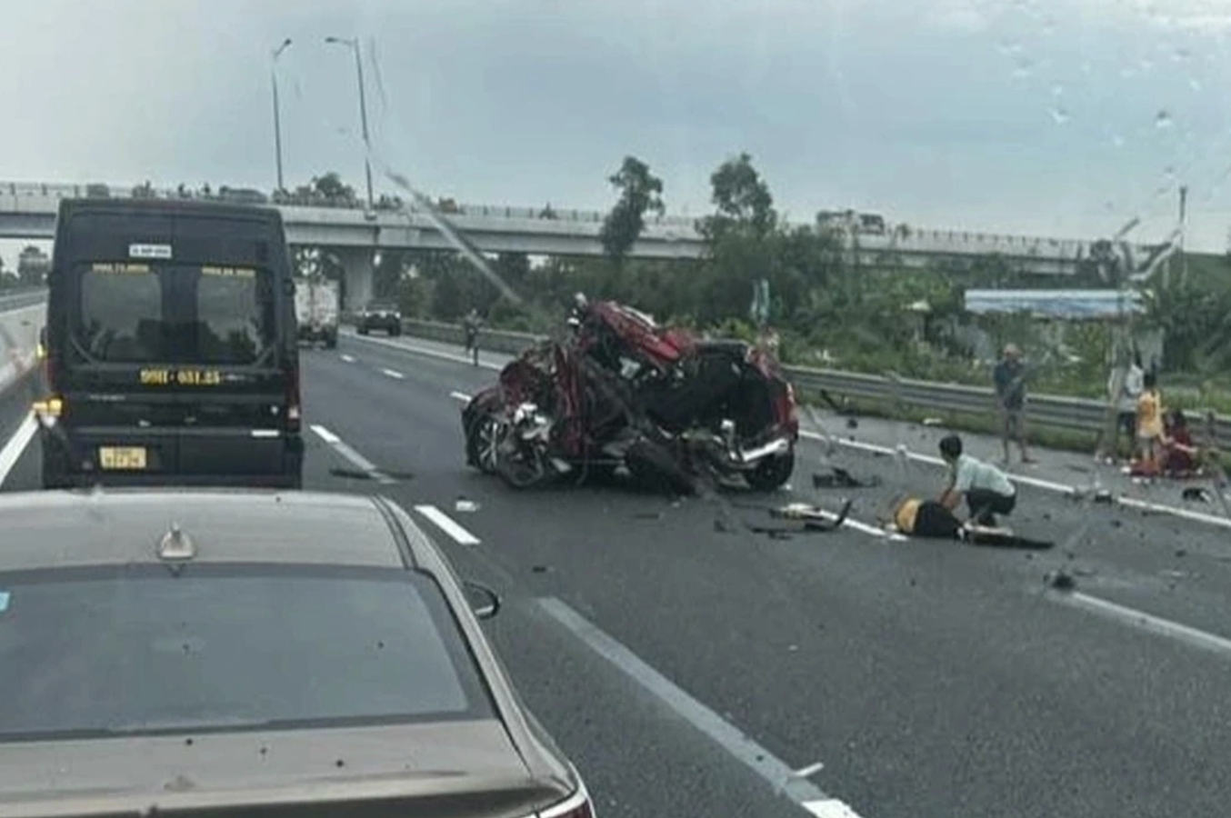 Hiện trường kinh hoàng vụ tai nạn trên cao tốc Hà Nội - Hải Phòng: Xe con bị vò nát, mảnh vỡ la liệt trên đường - Ảnh 1. Hiện trường kinh hoàng vụ tai nạn trên cao tốc Hà Nội - Hải Phòng: Xe con bị vò nát, mảnh vỡ la liệt trên đường - Ảnh 1.