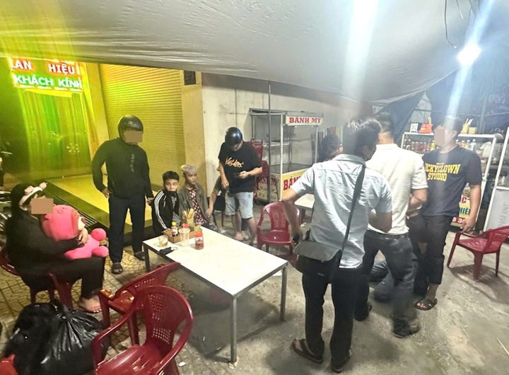 Giải cứu bé gái 13 tuổi bị bán làm tiếp viên karaoke - Ảnh 2. Giải cứu bé gái 13 tuổi bị bán làm tiếp viên karaoke - Ảnh 2.