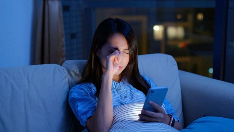 Cảnh báo: Người có thói quen "ôm" điện thoại đi ngủ có thể gặp 5 vấn đề nghiêm trọng này - Ảnh 1. Cảnh báo: Người có thói quen "ôm" điện thoại đi ngủ có thể gặp 5 vấn đề nghiêm trọng này - Ảnh 1.