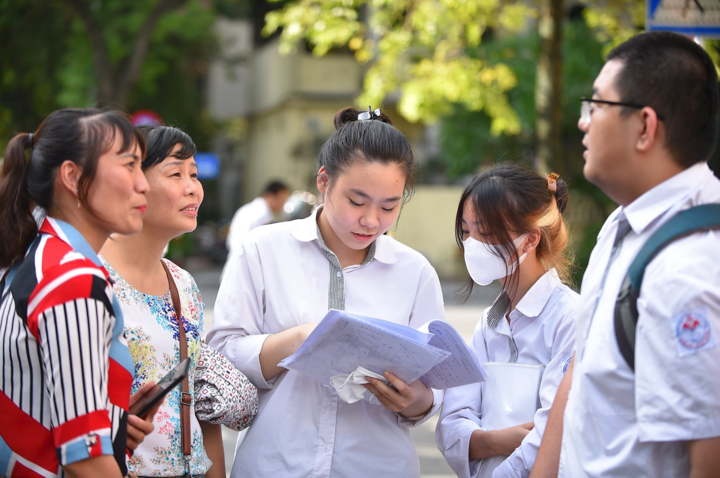 Điểm chuẩn đại học 2025: Nhiều ngành gần 10 điểm/môn, thủ khoa cũng có thể trượt - Ảnh 1. Điểm chuẩn đại học 2025: Nhiều ngành gần 10 điểm/môn, thủ khoa cũng có thể trượt - Ảnh 1.