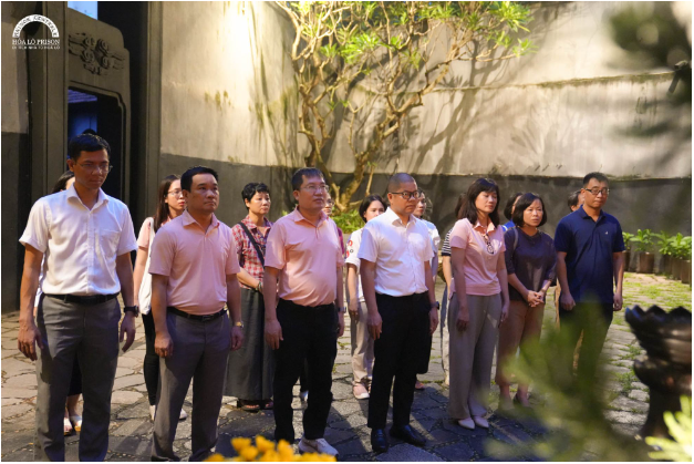 PVEP: Chương trình về nguồn tại di tích nhà tù Hỏa Lò - Hành trình cảm xúc và tự hào của chi bộ Kế toán - Kiểm toán - Ảnh 2. PVEP: Chương trình về nguồn tại di tích nhà tù Hỏa Lò - Hành trình cảm xúc và tự hào của chi bộ Kế toán - Kiểm toán - Ảnh 2.