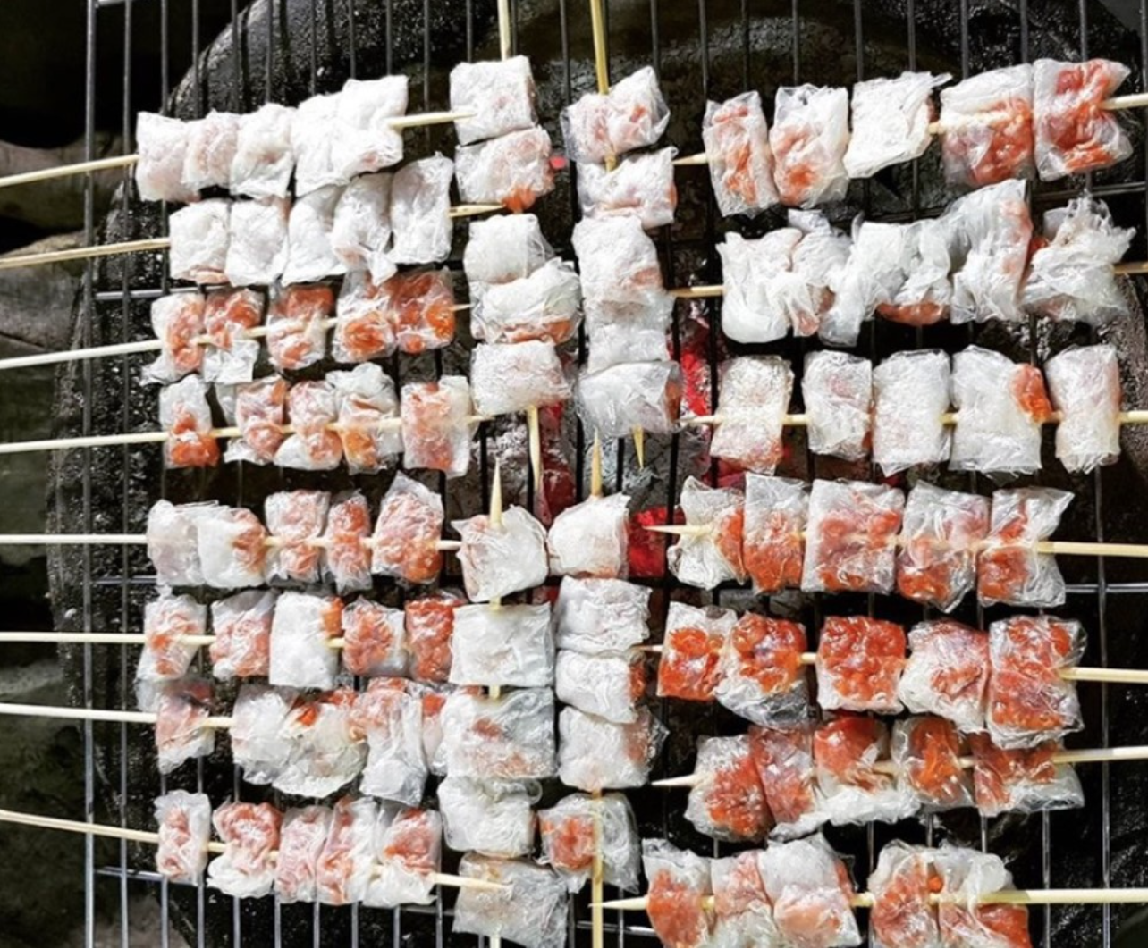Đặc sản Việt Nam mang tên "xỏ lòi" khiến nhiều người khó hiểu, nhưng ăn rồi là mê luôn - Ảnh 3. Đặc sản Việt Nam mang tên "xỏ lòi" khiến nhiều người khó hiểu, nhưng ăn rồi là mê luôn - Ảnh 3.