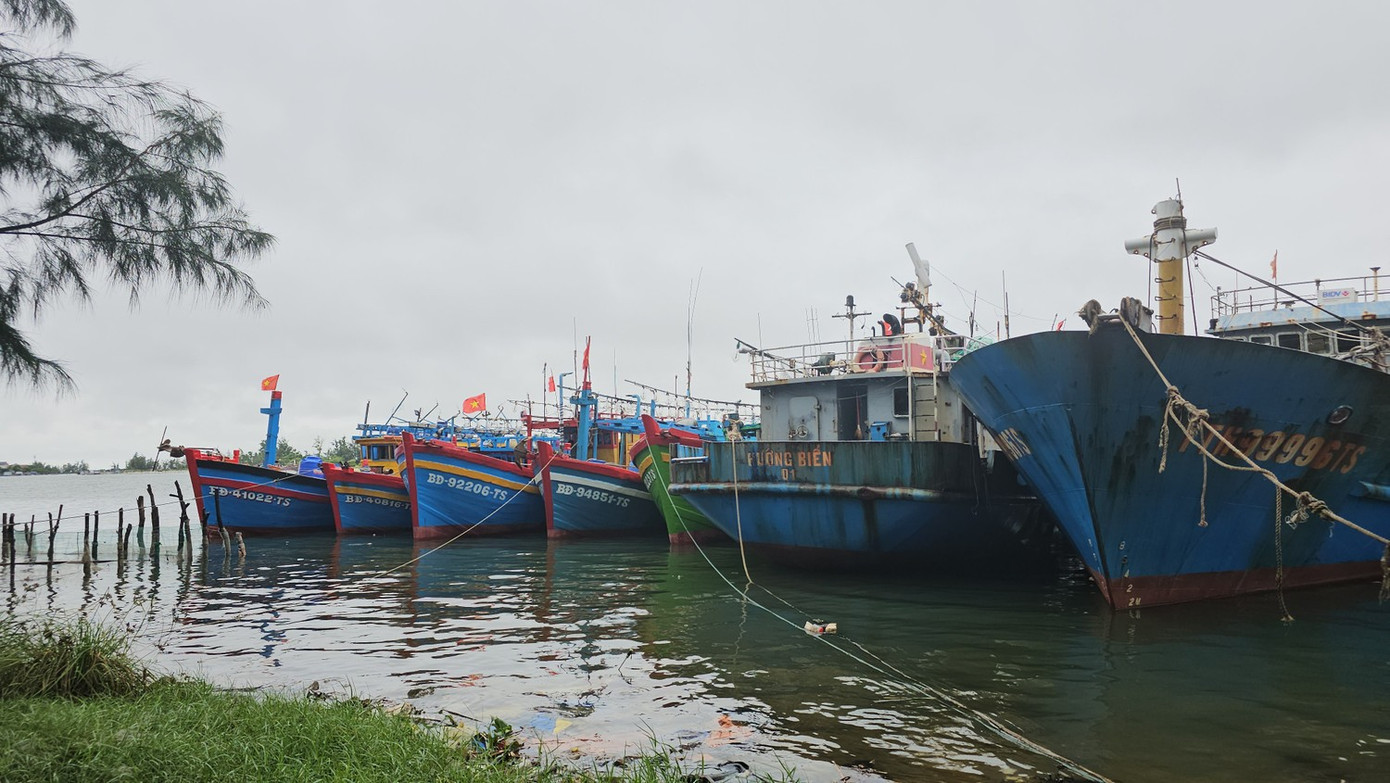 Huế yêu cầu kêu gọi tàu thuyền vào bờ tránh bão số 5 trước 19h tối nay - Ảnh 1. Huế yêu cầu kêu gọi tàu thuyền vào bờ tránh bão số 5 trước 19h tối nay - Ảnh 1.