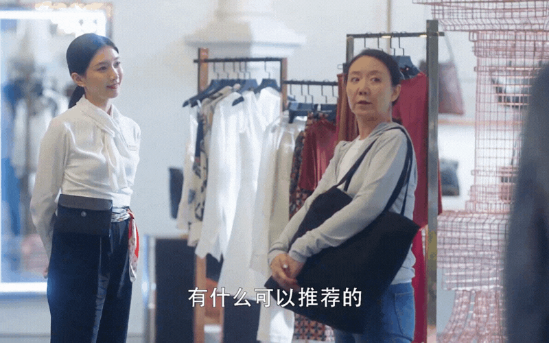 Cảnh “phú bà giả nghèo đi mua trang sức” trong Gió ngang khoảng trời xanh: Bản gốc xem đã bao nhiêu, bản remake bị chê nhiều bấy nhiêu- Ảnh 1. Cảnh “phú bà giả nghèo đi mua trang sức” trong Gió ngang khoảng trời xanh: Bản gốc xem đã bao nhiêu, bản remake bị chê nhiều bấy nhiêu- Ảnh 1.