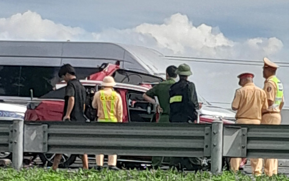 Hiện trường kinh hoàng vụ tai nạn trên cao tốc Hà Nội - Hải Phòng: Xe con bị vò nát, mảnh vỡ la liệt trên đường - Ảnh 4. Hiện trường kinh hoàng vụ tai nạn trên cao tốc Hà Nội - Hải Phòng: Xe con bị vò nát, mảnh vỡ la liệt trên đường - Ảnh 4.