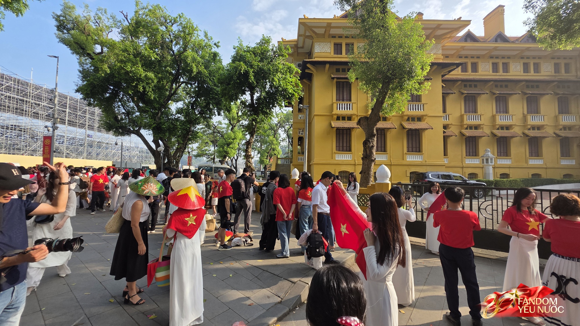 Không khí cực rộn ràng: Hàng trăm người đã "cắm trại" từ sớm để chờ xem tổng hợp luyện lần 2 ở Hà Nội - Ảnh 24. Không khí cực rộn ràng: Hàng trăm người đã "cắm trại" từ sớm để chờ xem tổng hợp luyện lần 2 ở Hà Nội - Ảnh 24.