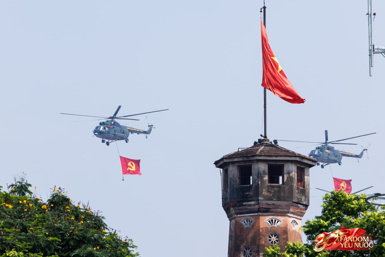 Tiêm kích, trực thăng rầm rộ bay trên bầu trời Hà Nội, người dân hò reo không ngớt- Ảnh 5. Tiêm kích, trực thăng rầm rộ bay trên bầu trời Hà Nội, người dân hò reo không ngớt- Ảnh 5.