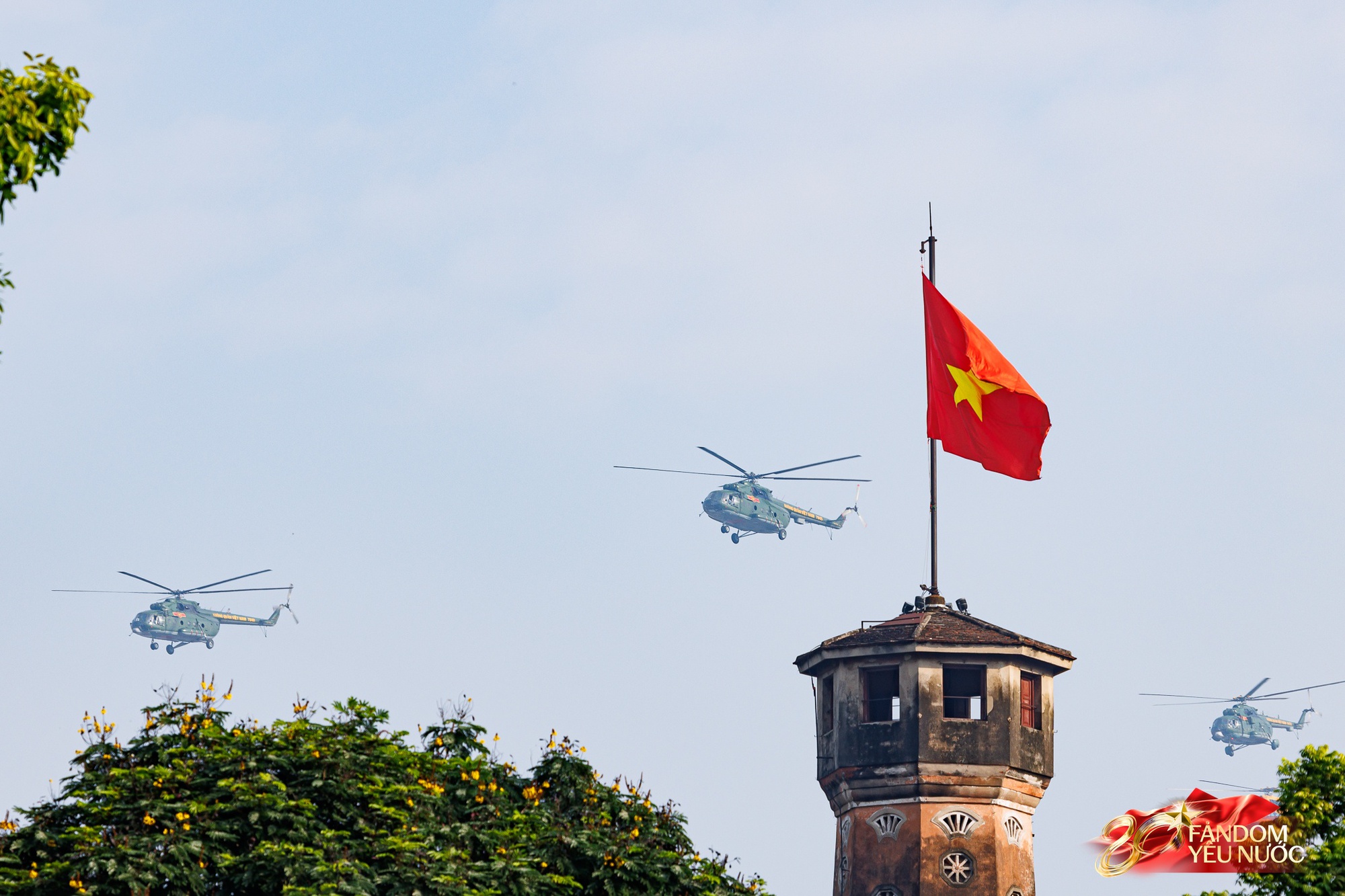 Không khí cực rộn ràng: Hàng trăm người đã "cắm trại" từ sớm để chờ xem tổng hợp luyện lần 2 ở Hà Nội - Ảnh 16. Không khí cực rộn ràng: Hàng trăm người đã "cắm trại" từ sớm để chờ xem tổng hợp luyện lần 2 ở Hà Nội - Ảnh 16.