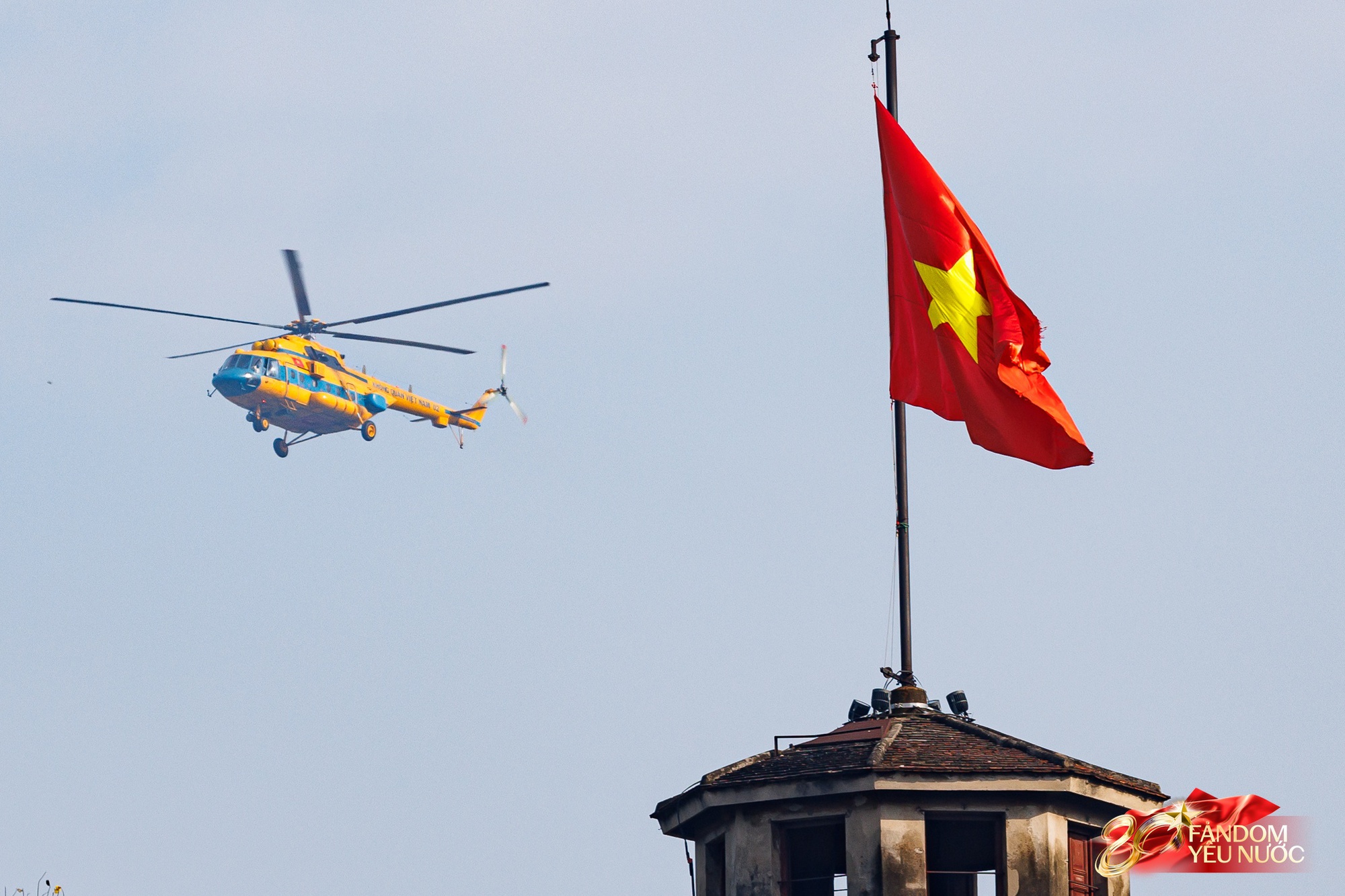 Không khí cực rộn ràng: Hàng trăm người đã "cắm trại" từ sớm để chờ xem tổng hợp luyện lần 2 ở Hà Nội - Ảnh 17. Không khí cực rộn ràng: Hàng trăm người đã "cắm trại" từ sớm để chờ xem tổng hợp luyện lần 2 ở Hà Nội - Ảnh 17.