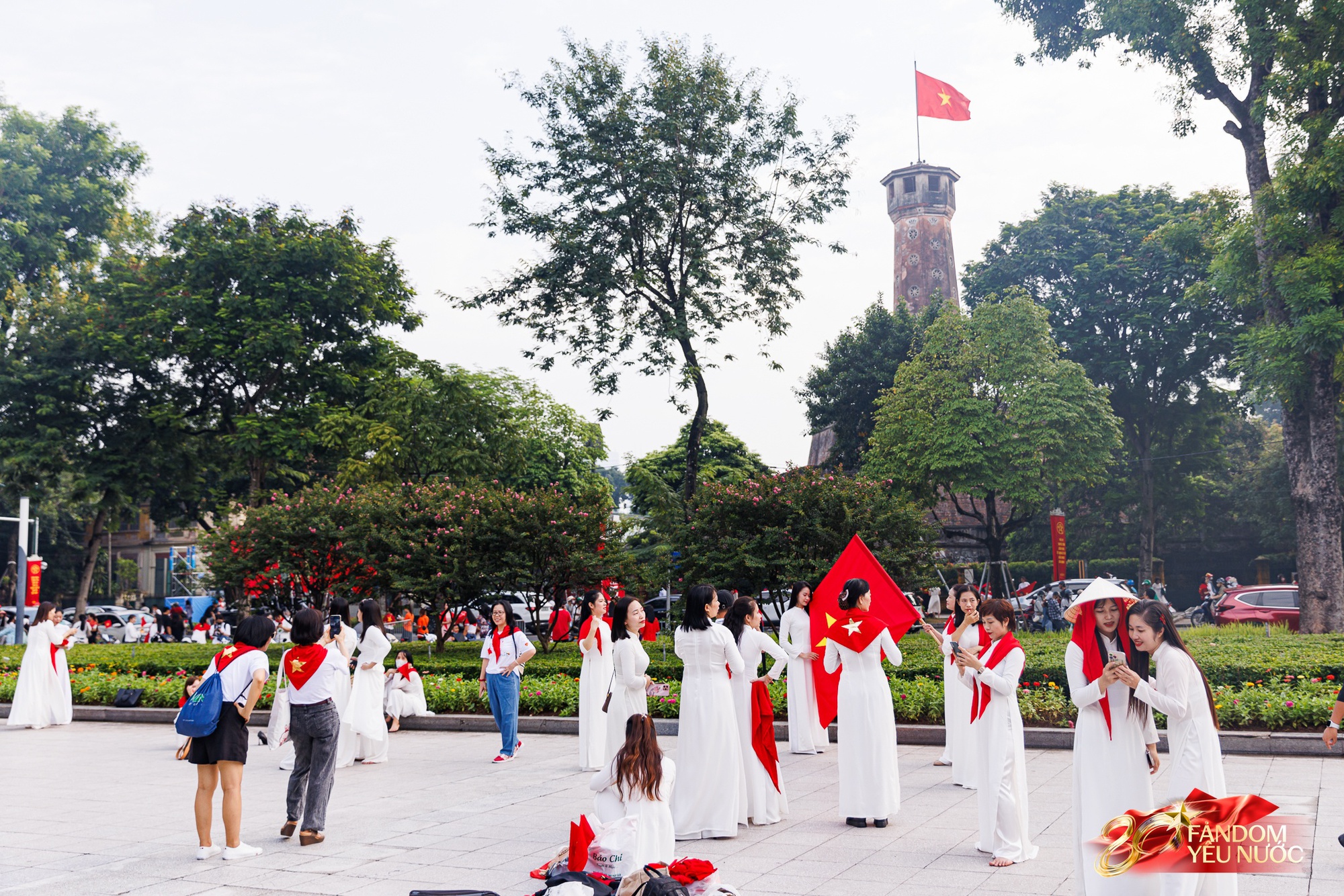 Không khí cực rộn ràng: Hàng trăm người đã "cắm trại" từ sớm để chờ xem tổng hợp luyện lần 2 ở Hà Nội - Ảnh 18. Không khí cực rộn ràng: Hàng trăm người đã "cắm trại" từ sớm để chờ xem tổng hợp luyện lần 2 ở Hà Nội - Ảnh 18.