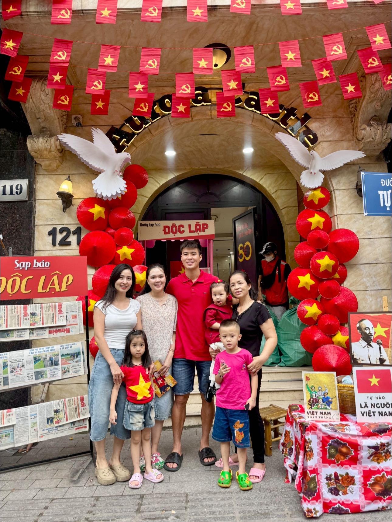 &quot;Còn tổng hợp luyện A80 em còn mở quầy&quot;,vợ Duy Mạnh phát 700 cây kem, bánh mì tại nhà mặt phố 6 tầng hôm nay! - Ảnh 4.