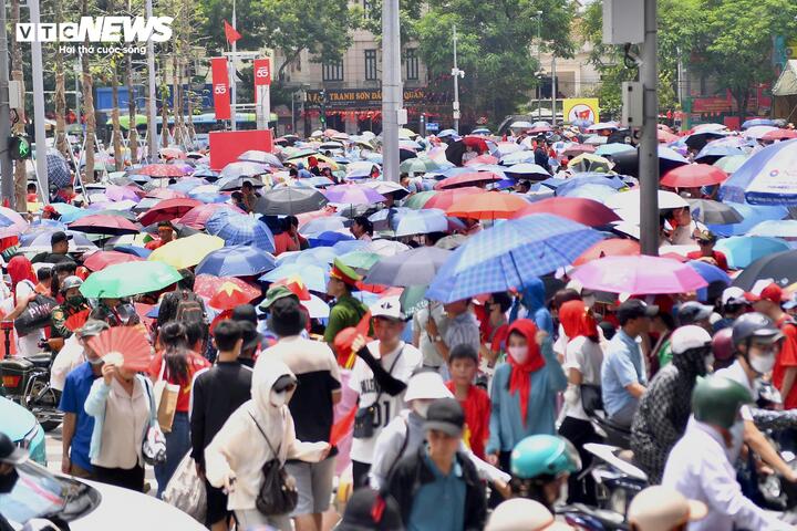 Biển người đội nắng, dầm mưa chờ xem tổng hợp luyện diễu binh - Ảnh 4.