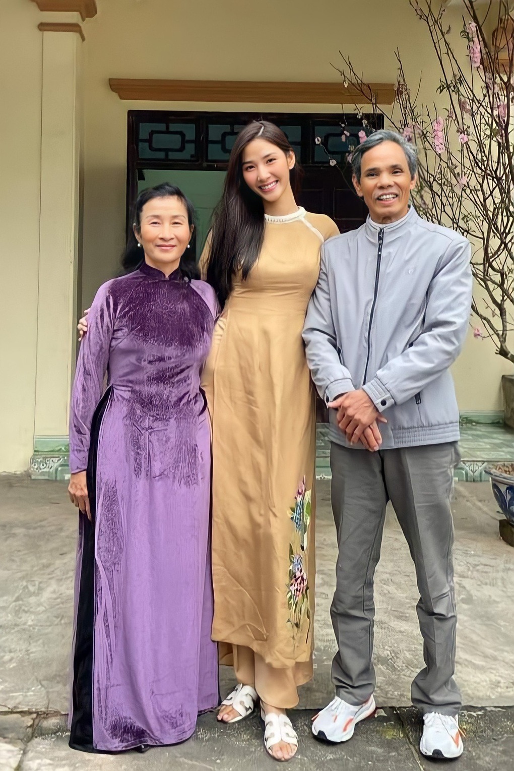 a-hau-hoang-thuy-va-me-cua-minh-17559236975491514688405-1756006717385-1756006717533146628743.jpg