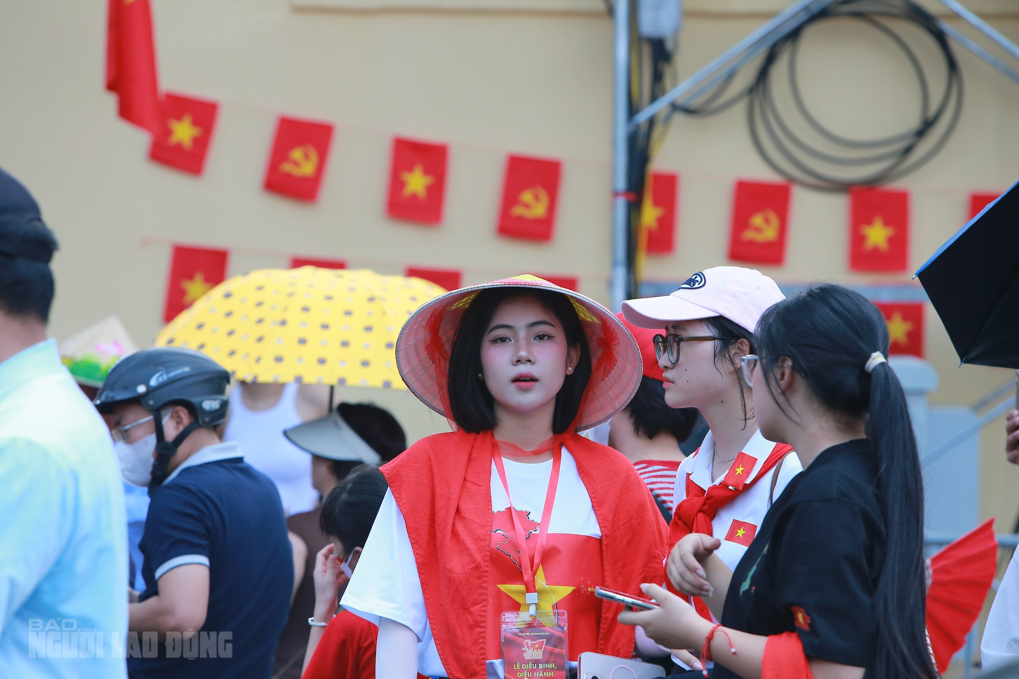 VIDEO: Người dân đội nắng, trải bạt, &quot;cắm chốt&quot; chờ xem tổng hợp luyện diễu binh  - Ảnh 1.
