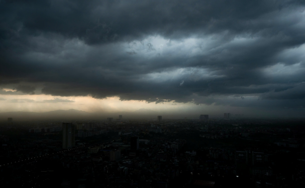 Cảnh b&aacute;o mưa d&ocirc;ng, lốc s&eacute;t v&agrave; gi&oacute; giật mạnh ở H&agrave; Nội chiều nay: Người d&acirc;n đi xem hợp luyện diễu binh, diễu h&agrave;nh A80 đặc biệt ch&uacute; &yacute; - Ảnh 1.