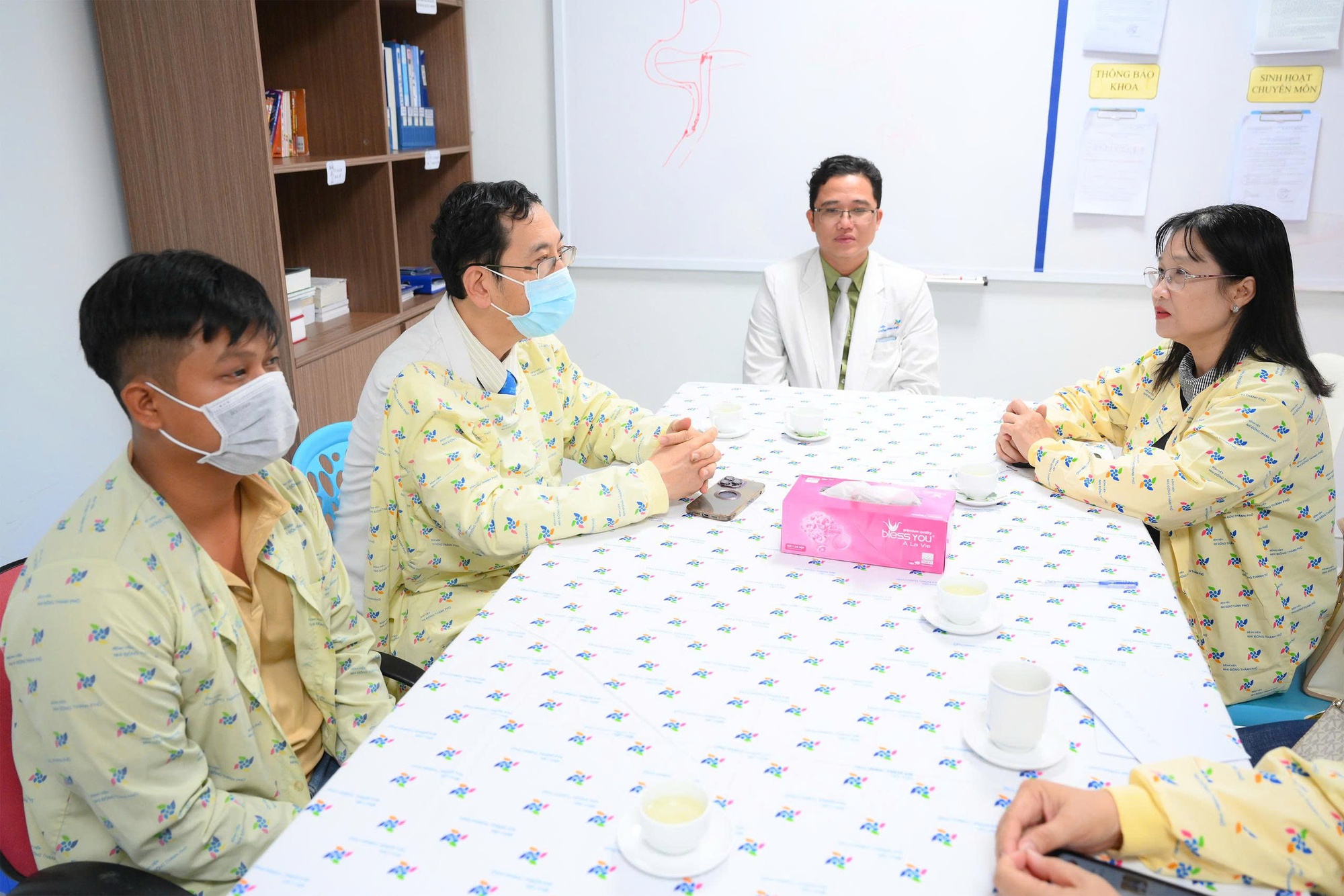 Vụ ph&oacute;ng hỏa đốt ph&ograve;ng trọ tại T&acirc;y Ninh: Cứu sống 2 ch&aacute;u b&eacute; bị bỏng nặng - Ảnh 2.