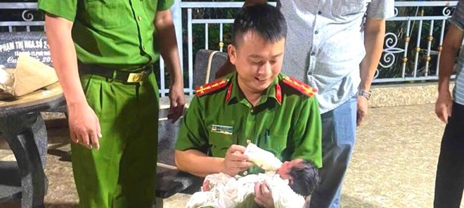 Bé trai sơ sinh để ở cổng chùa với mảnh giấy ghi &quot;Tội lỗi này cả đời mẹ không thể rửa được&quot;- Ảnh 1.