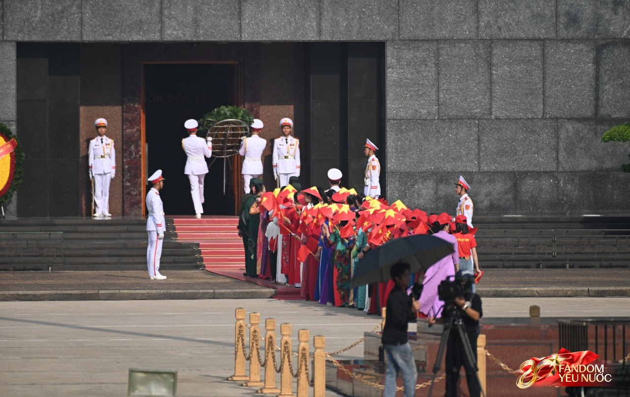Không khí cực rộn ràng: Hàng trăm người đã "cắm trại" từ sớm để chờ xem tổng hợp luyện lần 2 ở Hà Nội - Ảnh 29. Không khí cực rộn ràng: Hàng trăm người đã "cắm trại" từ sớm để chờ xem tổng hợp luyện lần 2 ở Hà Nội - Ảnh 29.