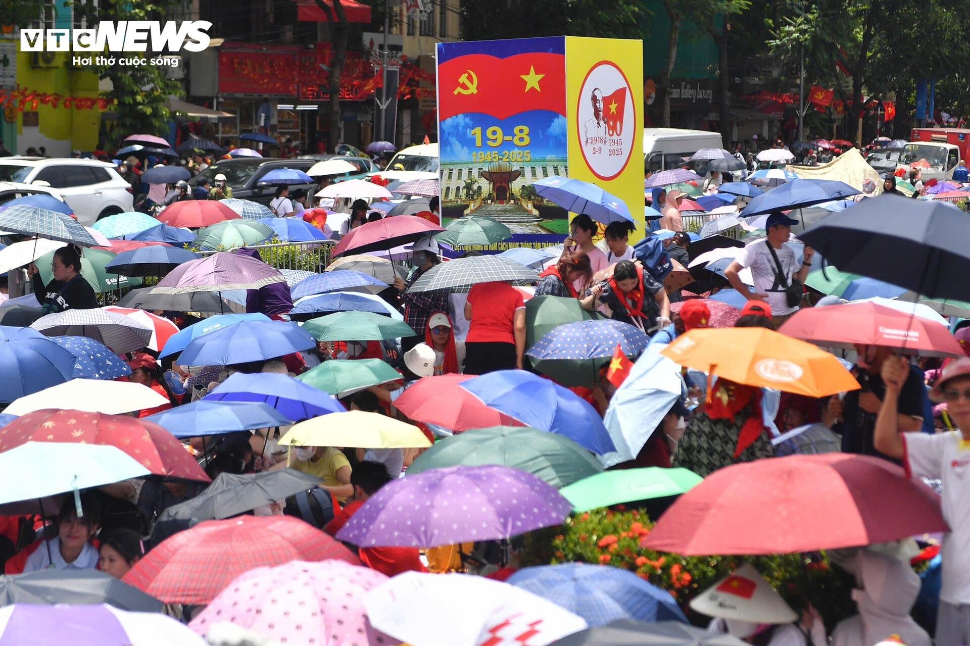 dan-trai-chieu-ngoi-doi-16-tieng-cho-xem-tong-hop-luyen-a80-13021273-1756025790218-17560257903571737035565.jpg