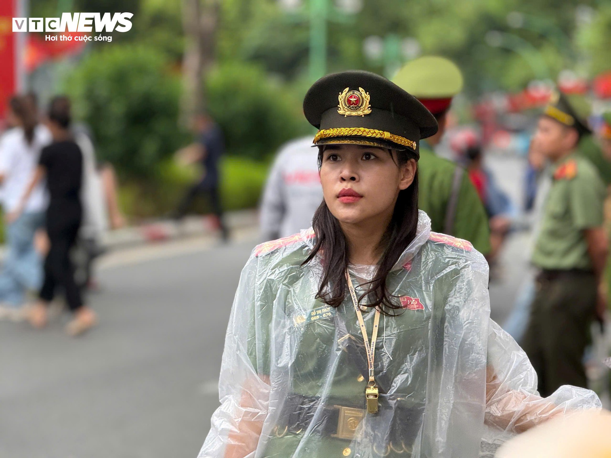 Biển người đội nắng, dầm mưa chờ xem tổng hợp luyện diễu binh - Ảnh 11.