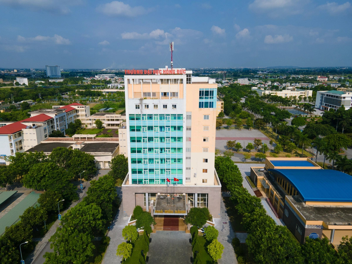 Cứ tưởng điểm chuẩn 30 đã là cao nhất, nhưng lịch sử từng ghi nhận những ngành thí sinh phải "đạt"... 10,16 điểm/môn mới đỗ! - Ảnh 1. Cứ tưởng điểm chuẩn 30 đã là cao nhất, nhưng lịch sử từng ghi nhận những ngành thí sinh phải "đạt"... 10,16 điểm/môn mới đỗ! - Ảnh 1.
