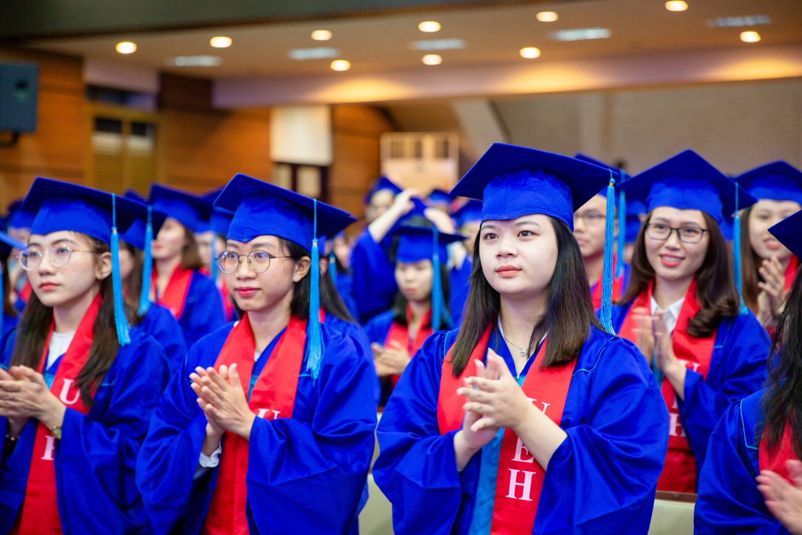 1 ngành ngôn ngữ 99% sinh viên tốt nghiệp có việc làm tại “ông lớn” kinh tế miền Nam: Bị chê bão hoà vẫn cần 9 điểm/môn mới đỗ - Ảnh 2. 1 ngành ngôn ngữ 99% sinh viên tốt nghiệp có việc làm tại “ông lớn” kinh tế miền Nam: Bị chê bão hoà vẫn cần 9 điểm/môn mới đỗ - Ảnh 2.