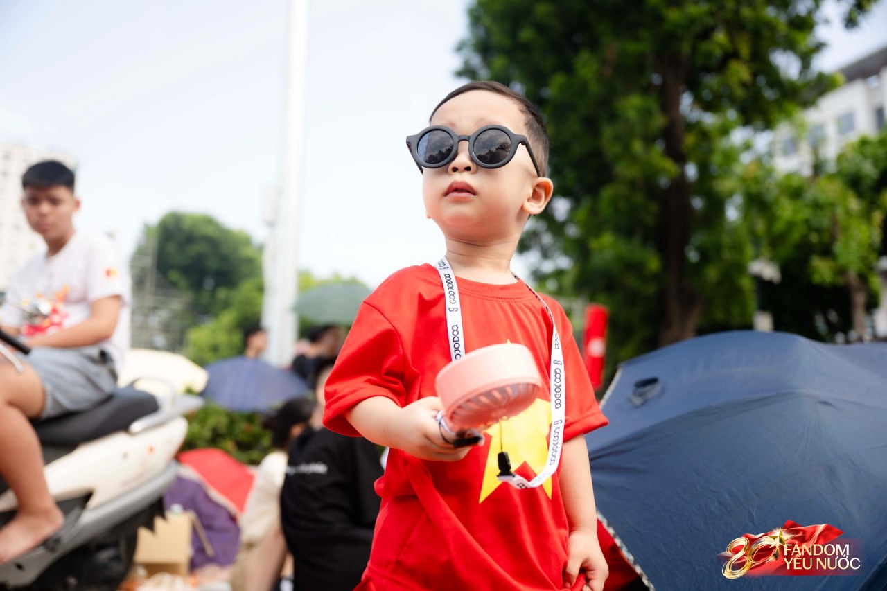 Không khí cực rộn ràng: Hàng trăm người đã "cắm trại" từ sớm để chờ xem tổng hợp luyện lần 2 ở Hà Nội - Ảnh 6. Không khí cực rộn ràng: Hàng trăm người đã "cắm trại" từ sớm để chờ xem tổng hợp luyện lần 2 ở Hà Nội - Ảnh 6.