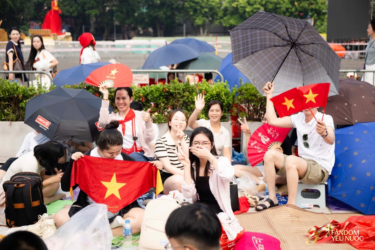 Không khí cực rộn ràng: Hàng trăm người đã "cắm trại" từ sớm để chờ xem tổng hợp luyện lần 2 ở Hà Nội - Ảnh 3. Không khí cực rộn ràng: Hàng trăm người đã "cắm trại" từ sớm để chờ xem tổng hợp luyện lần 2 ở Hà Nội - Ảnh 3.