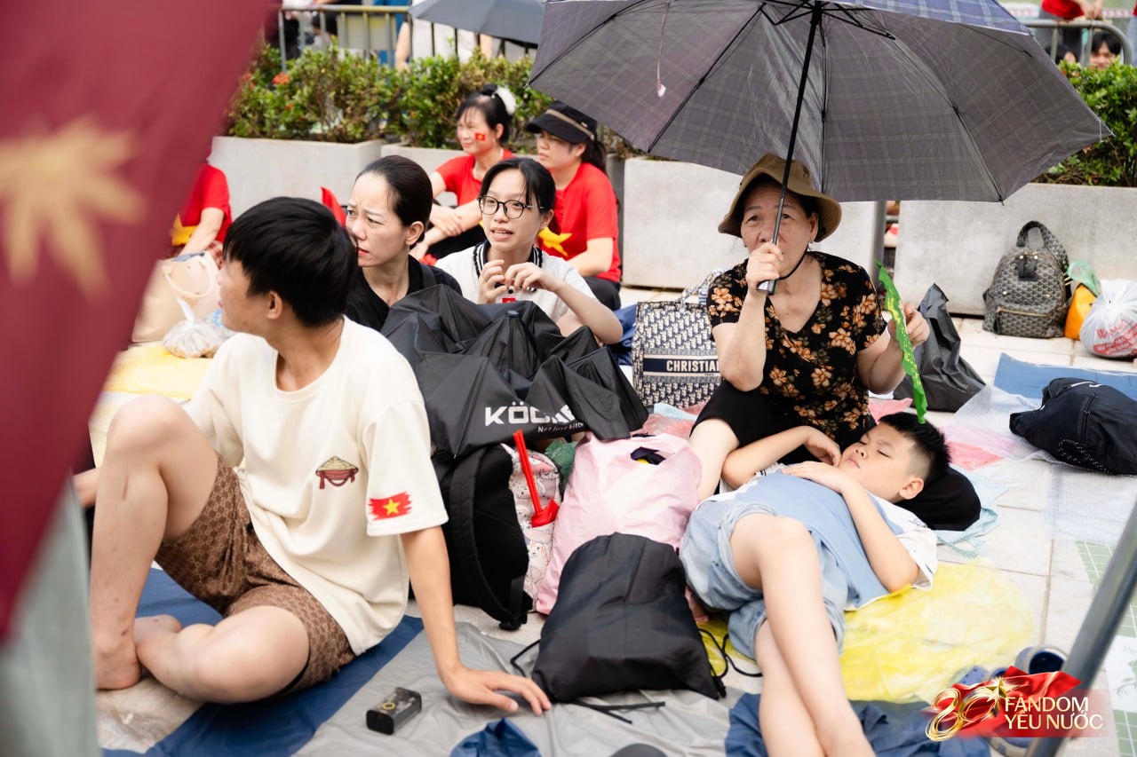 Không khí cực rộn ràng: Hàng trăm người đã "cắm trại" từ sớm để chờ xem tổng hợp luyện lần 2 ở Hà Nội - Ảnh 2. Không khí cực rộn ràng: Hàng trăm người đã "cắm trại" từ sớm để chờ xem tổng hợp luyện lần 2 ở Hà Nội - Ảnh 2.