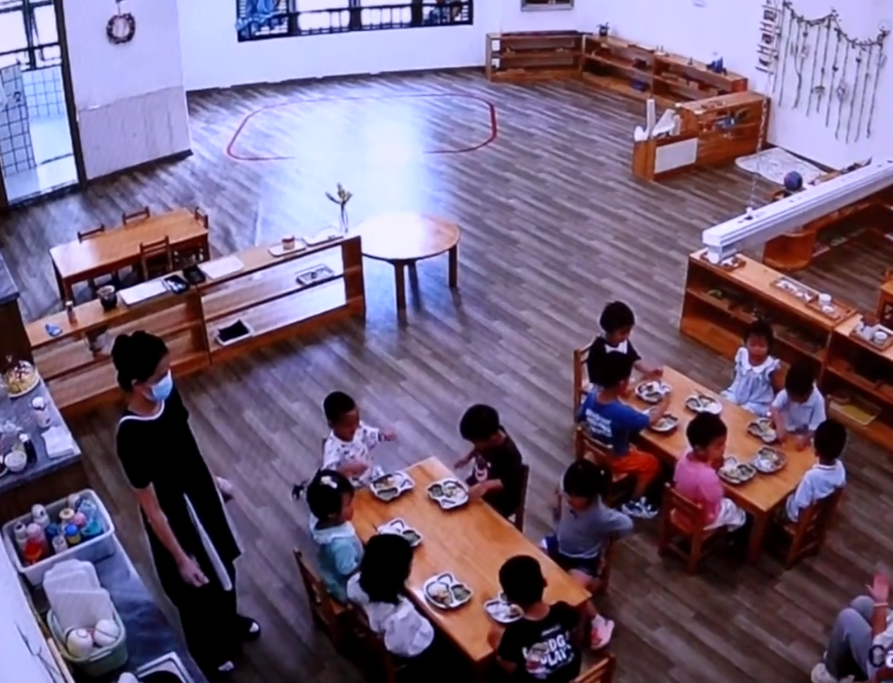 Một bé gái bị bỏ quên trong giờ ăn trưa ở trường mầm non- Ảnh 1. Một bé gái bị bỏ quên trong giờ ăn trưa ở trường mầm non- Ảnh 1.