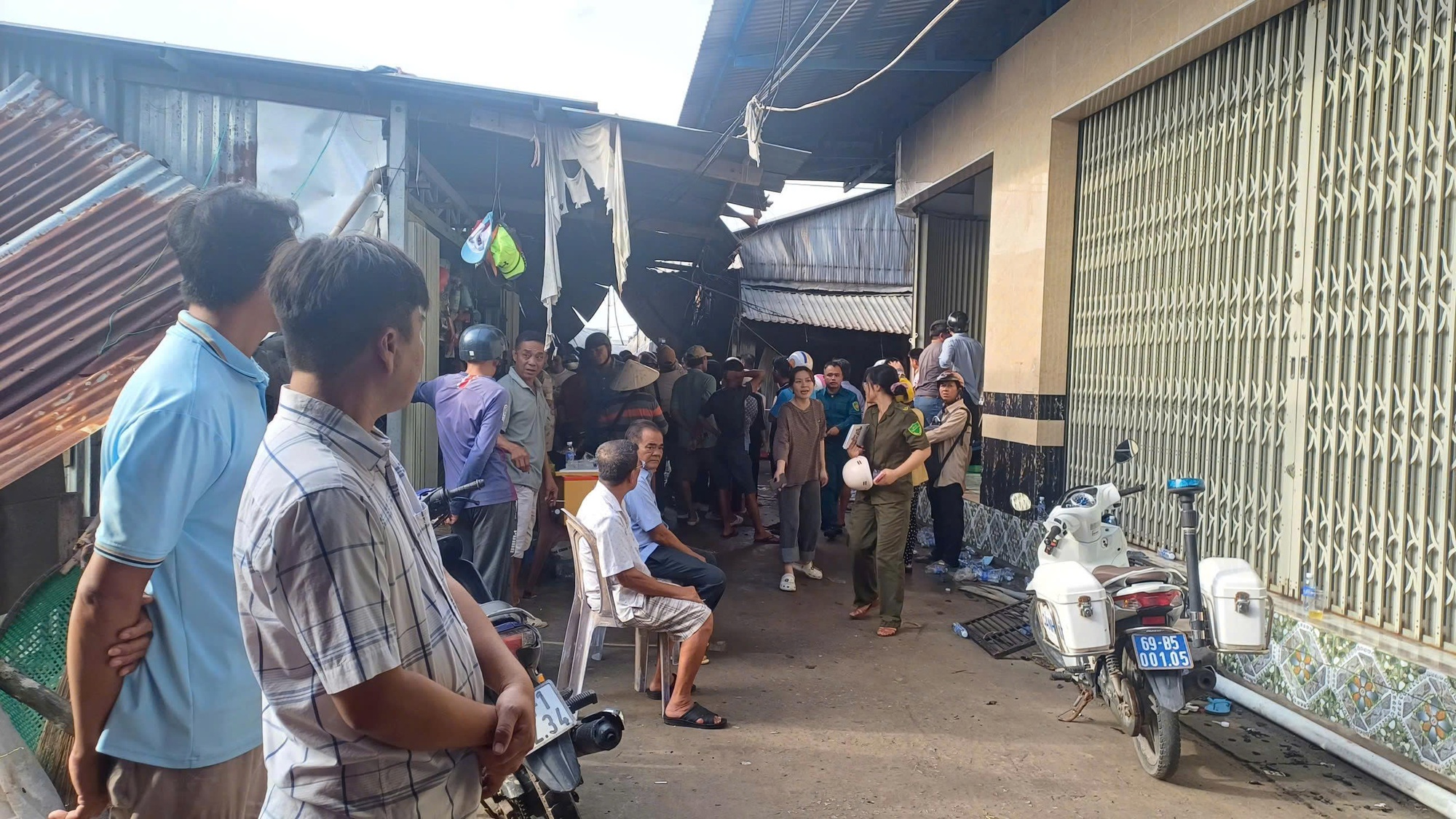 Bắt nghi phạm chém vợ rồi đốt nhà làm cháy lan sang chợ ở Cà Mau - Ảnh 1. Giữ khẩn cấp người đàn ông chém vợ rồi đốt nhà làm cháy lan sang chợ ở Cà Mau - Ảnh 1.