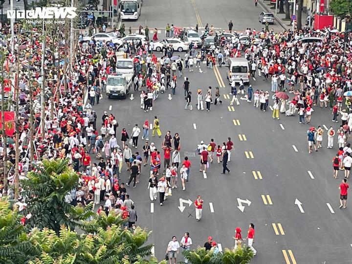 Biển người đội nắng, dầm mưa chờ xem tổng hợp luyện diễu binh - Ảnh 1.
